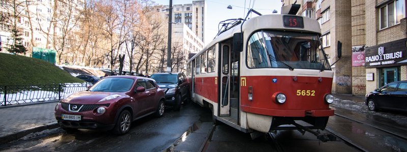 В Киеве трамвай сошел с рельсов и протаранил Lexus и Nissan: движение приостановлено