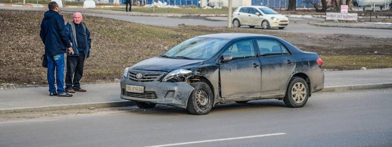 ДТП в Киеве на Окружной: Toyota отправила BMW за отбойник