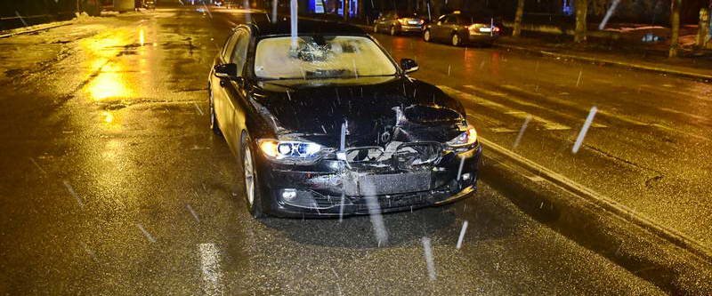 В Киеве девушка на BMW "догнала" троллейбус и закрылась в машине