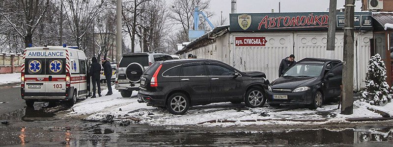 В Киеве на Голосеево два авто "вылетели" на тротуар