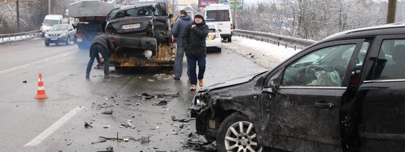 В Киеве на Заболотного столкнулись Mitsubishi, Mercedes и Opel: осколки разлетелись на всю дорогу