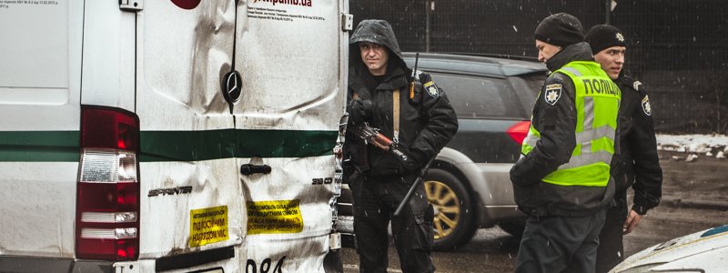 В Киеве грузовик протаранил инкассаторскую машину