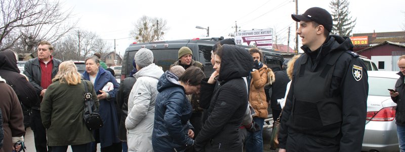 В Киеве на Осокорках жители "Нижних садов" перекрыли дорогу из-за отключения света за долги