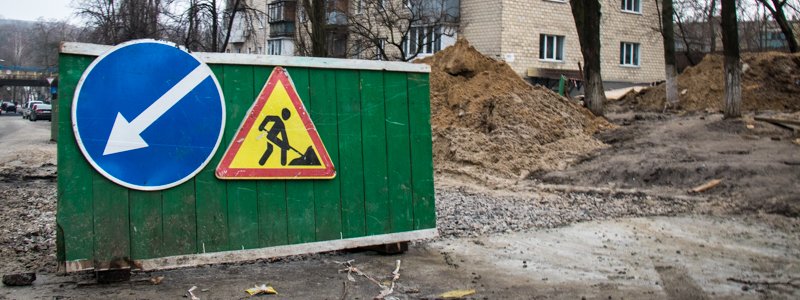 Жители Голосеево жалуются на горы и реки грязи возле домов
