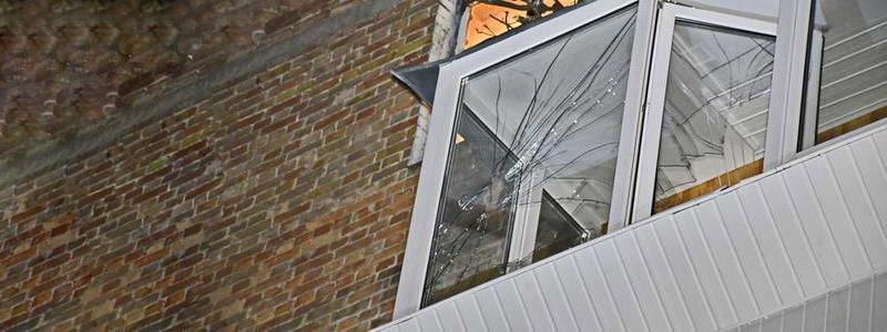 В Киеве упавшее дерево разгромило три балкона и два автомобиля