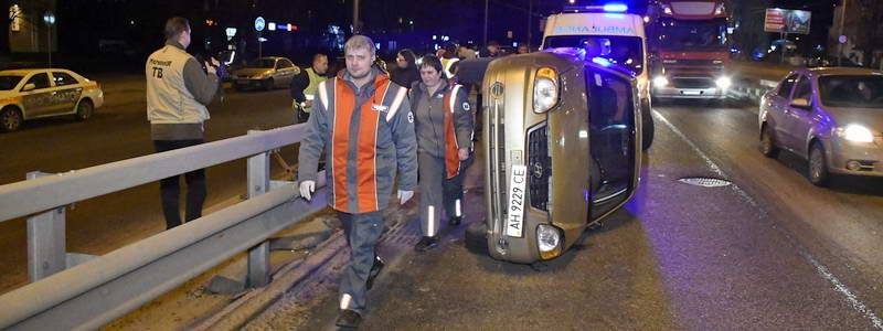 В Киеве из-за маршрутки Hyundai влетел в отбойник и перевернулся