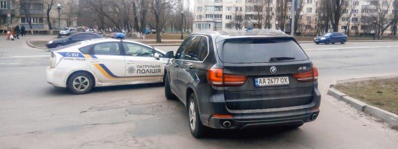 В Киеве неадекватный водитель BMW X5 убегал от патрульных