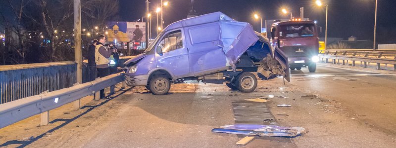 В Киеве на Южном мосту грузовик протаранил "Газель"