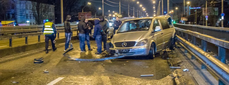 В Киеве на Нивках Mercedes налетел на отбойник и столкнулся с Chrysler