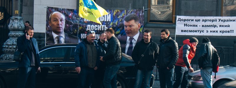 В Киеве владельцы авто на "евробляхах" перекрыли Грушевского и митингуют под ВР