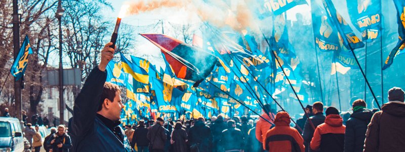 В центре Киева жгут файеры и протестуют против олигархов: фото и видео с высоты