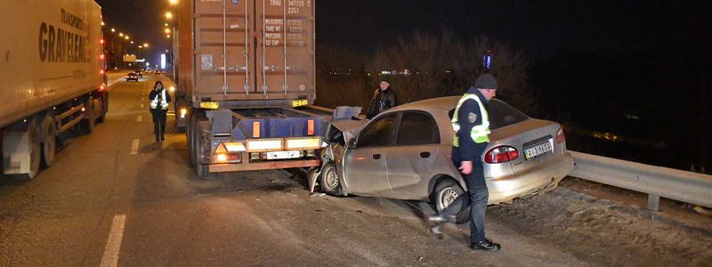 В Киеве на Заболотного пьяный водитель Daewoo въехал под фуру и получил травму головы