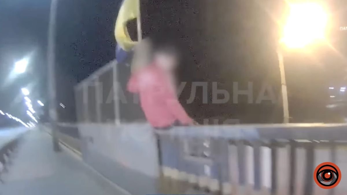 У Києві патрульні врятували хлопця, який хотів стрибнути зі шляхопроводу