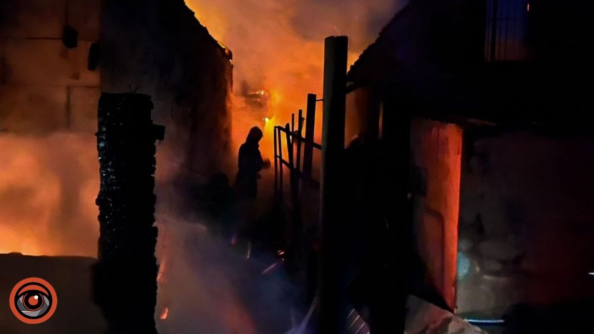 На Київщині загорілась лазня: вогонь перекинувся на сусідні будівлі