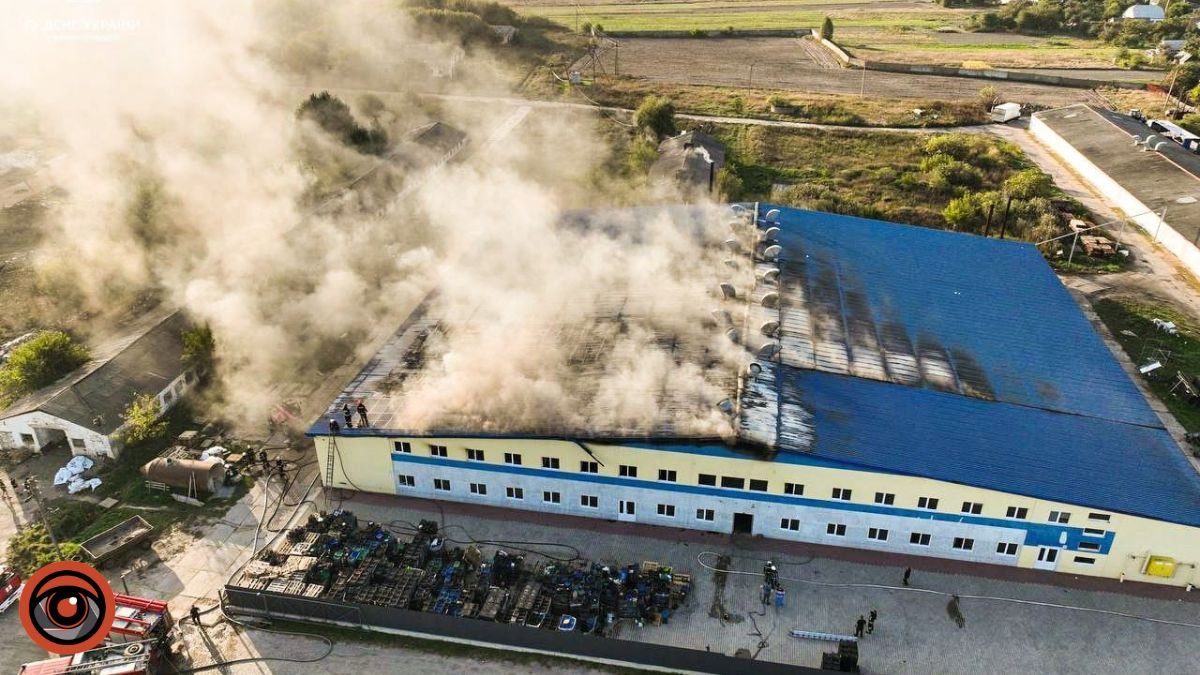Масштабна пожежа на Київщині: горить промислове приміщення по вирощуванні грибів