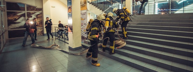 В Киеве провели масштабные учения по ликвидации пожара в ТРЦ "Украина"