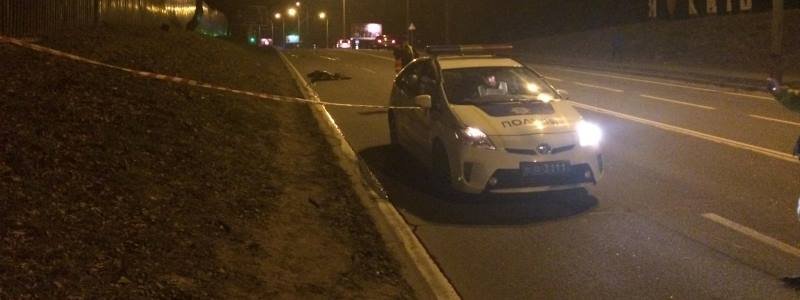 В Киеве на Столичном шоссе Nissan сбил сотрудника "Пузата Хата"