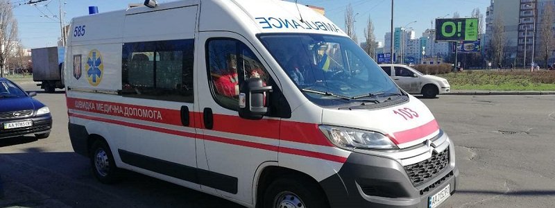 В Киеве пьяный пассажир разбил голову в маршрутке: пострадавшего забрала "скорая"