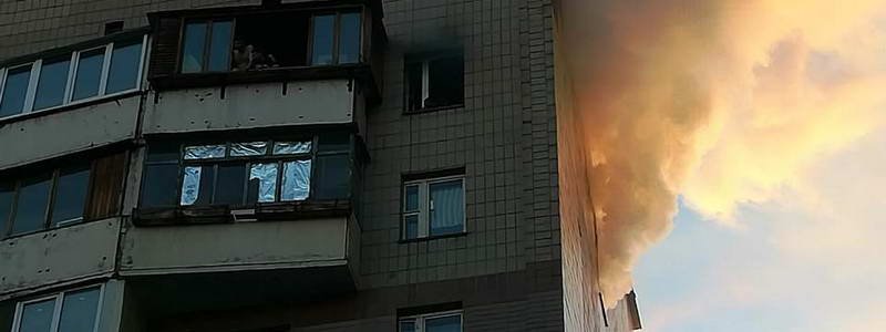 В Киеве на Троещине горела многоэтажка: пострадали двое мужчин