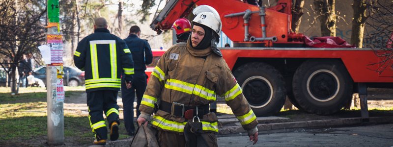 В Киеве на Дарнице в высотке вспыхнула квартира: огонь перекинулся на соседние балконы