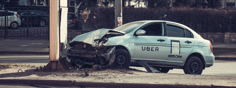В Киеве таксист Uber влетел в билборд: пострадали два человека
