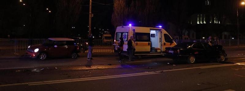 В Киеве на бульваре Перова столкнулись BMW и MINI Cooper: пострадали оба водителя