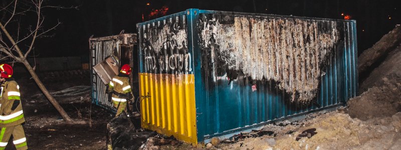 В Киеве на улице Львовской произошел пожар и стычка с "титушками"