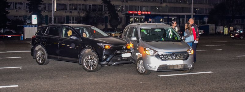 В Киеве возле ЦИК Toyota въехал в Renault: водители вину не признают