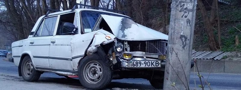 В Киеве пьяный водитель Жигули вылетел с дороги и остановился в столб