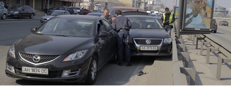 В Киеве столкнулись три машины: Volkswagen застрял в отбойнике