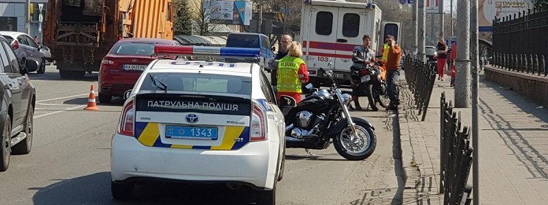 В Киеве на Севастополькой площади Ford задел «Chopper»: пострадала девушка