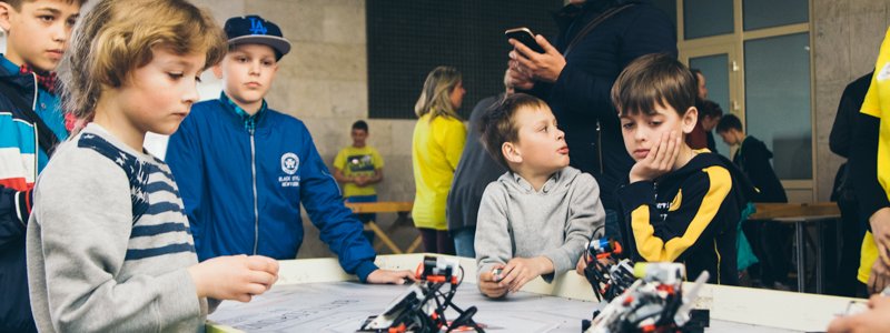 В Киеве собирают роботов, которые экономят воду и играют с детьми