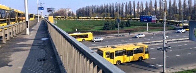 В Киеве на Одесской площади стоят 30 автобусов: подробности