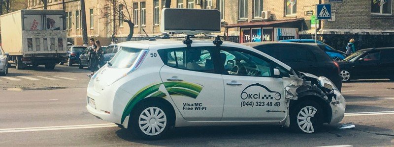 В Киеве на улице Довженко произошло тройное ДТП с участием Nissan Leaf "Окси-Такси"