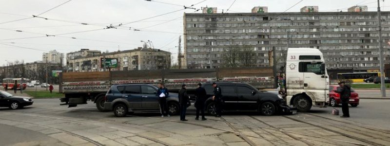 В Киеве на Дарницкой площади столкнулись Honda и фура: движение трамваев парализовано