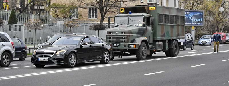 В Киеве грузовик с нацгвардейцами въехал в люксовый Mercedes