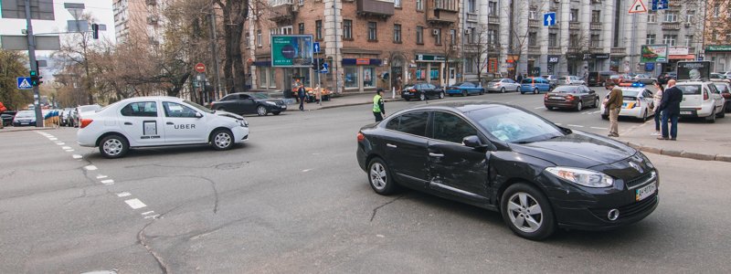 В Киеве на Саксаганского авто Uber, проезжая на красный, врезался в Renault
