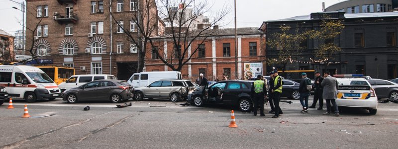 В Киеве пьяный водитель на Audi влетел в два авто и пытался сбежать