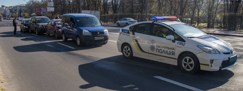 В Киеве на Воздухофлотском проспекте четыре машины устроили "паровозик"