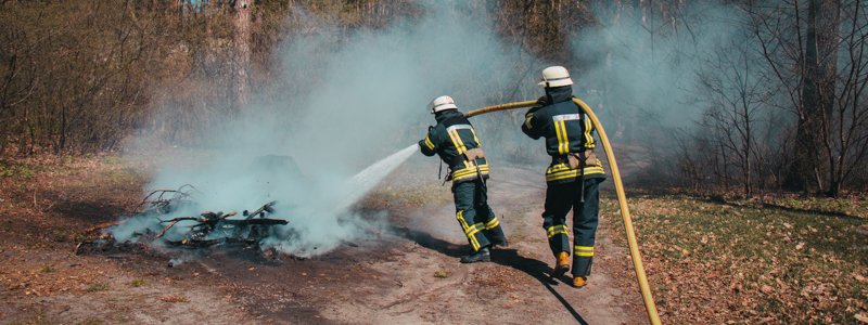 В Киеве спасатели показали, как будут тушить пожар в лесах