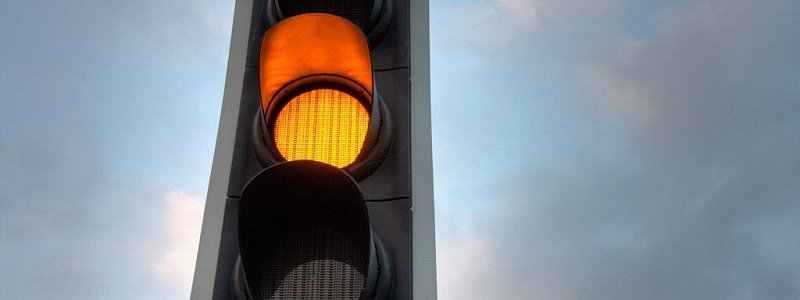 В Украине могут отменить желтый сигнал светофора