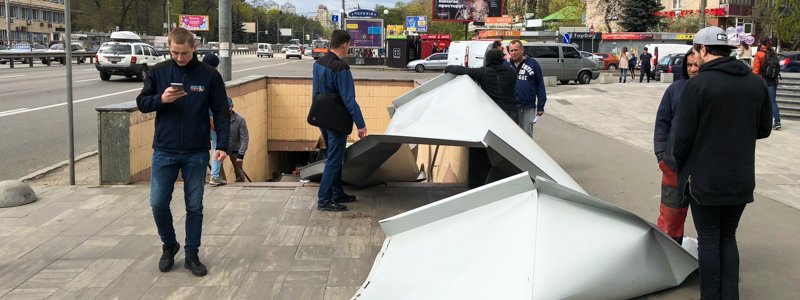 В Киеве на Политехе огромный лист обшивки слетел с торгового центра и зашиб женщину