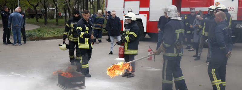 Пожарные машины, огонь и дым: что происходит у FREEDOM Event Hall в Киеве