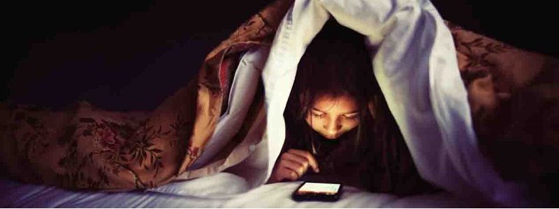 Министр Супрун рассказала, почему опасно "залипать" в телефоне перед сном