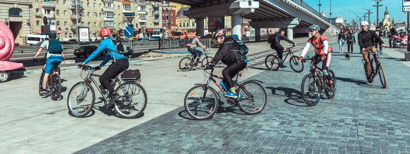 В Киеве на Почтовой площади велосипедисты и мотоциклисты объединились с единой целью