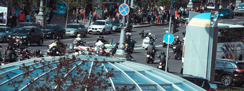 В Киеве под сирены и гул байкеры ворвались в мотосезон 2018