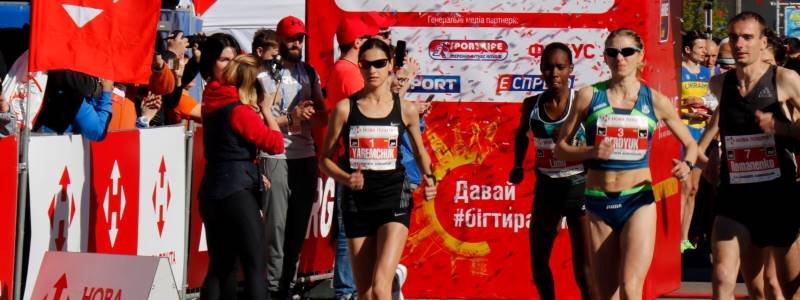 На Контрактовой площади тысячи бегунов открыли Kyiv Half Marathon
