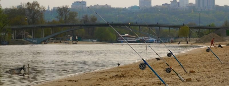 Жителей Киева призвали не ловить рыбу на пляжах