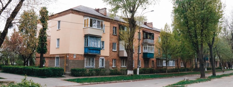 "Жить, как на пороховой бочке": в Киеве жители дома на Отрадном боятся, что им на голову обрушится крыша