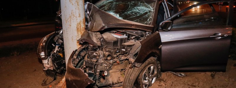 В Киеве на Оболони у Hyundai лопнула шина и авто влетело в столб: пострадали 3 человека